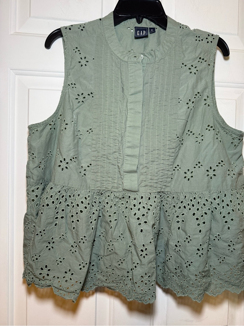 Gap Pleated Eyelet Ruffle Blouse XL Khaki Green Button Up Sleeveless Boho - Picture 2 of 8